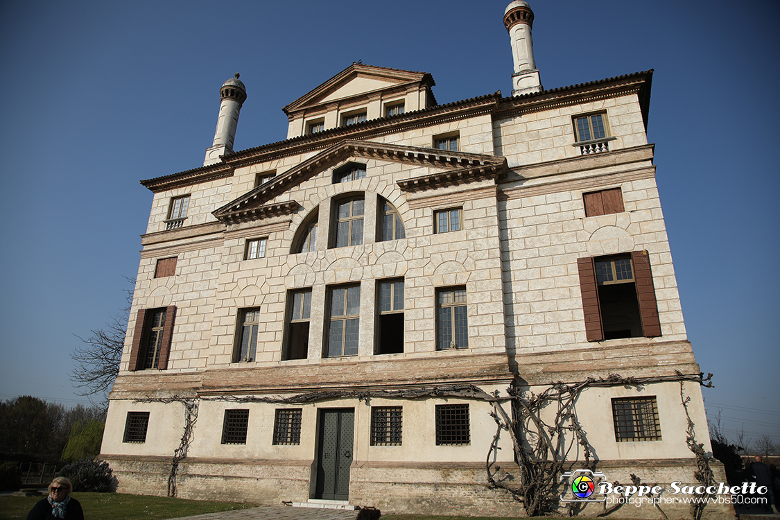 VBS_6946 - Villa Foscari detta La Malcontenta - Mira (Venezia).jpg - VILLA FOSCARI detta LA MALCONTENTA Villa veneta a Mira (Venezia) progettata da Andrea Palladio nel 1559 per i fratelli Nicolò e Alvise Foscari, appartenenti a una delle famiglie più potenti della Repubblica di Venezia. La residenza ha un carattere maestoso e imponente. L'edificio fu voluto da Nicolò Foscari (proprietario della celebre Ca' Foscari sul Canal Grande),